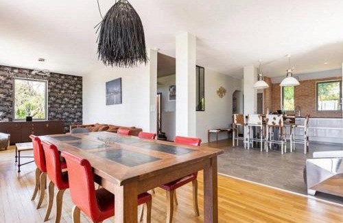 Vichy Casa | Élégante maison à Vichy : piscine chauffée, jardin arboré, terrasse et climatisation - FR-1-489-494