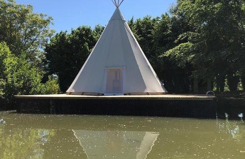 Valenciennes Apartamento | Évasion Nature: Tipi sur Pilotis avec Étang, Barque et Pétanque à Maulde, Frontière Belge - FR-1-510-148
