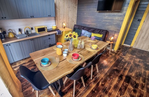 Zachelmie Casa | Żółta stodoła w modern stylu. Zapraszamy do naszego świata barw i pomysłów.