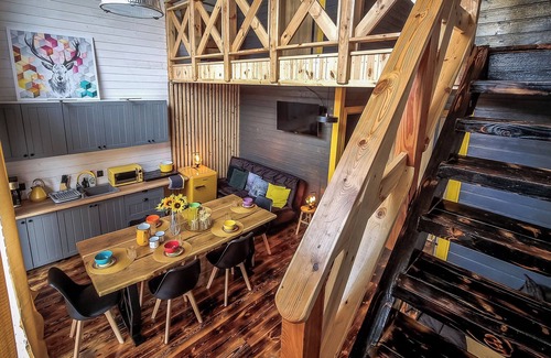 Zachelmie Casa | Żółta stodoła w modern stylu. Zapraszamy do naszego świata barw i pomysłów.