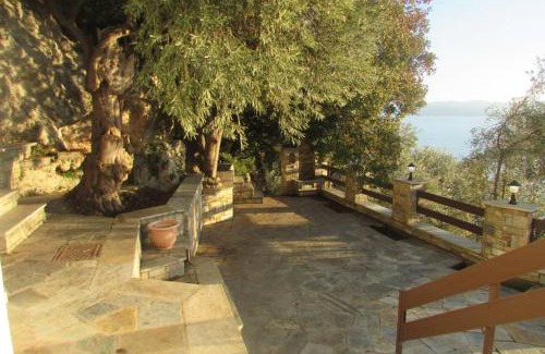 Kali Vrysi Casa | Το Σπιτι με την Σπηλιά