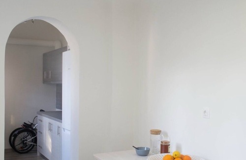 Aigaleo Casa | Φωτεινό μίνιμαλ διαμέρισμα 3′ απ’ το Μετρό, Διαθέτει ήσυχη αυλή