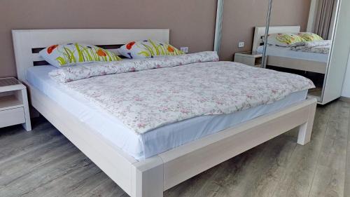 Dnipro Apartamento | Апартаменты Sky в Мост Сити, 2 комнаты, Вид на реку, Балкон, Новый дом