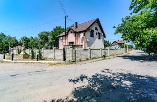 Moldova Villa | Вилла в Думбраве с террасой, 5 мин от города