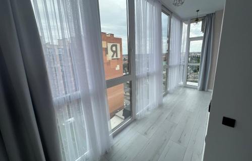 Lutsk Apartamento | Двокімнатний Люкс Яровиця з чудовим краєвидом