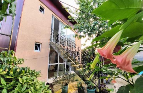 Chakvi Casa | Двухэтажный дом Людмилы с тремя спальнями и кухней, в Чакви, в 300 метрах от моря