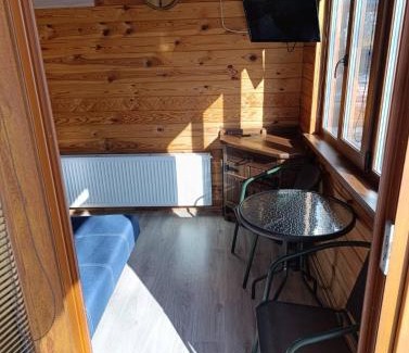 Darnyckyj Casa | Домик у озера с мангалом и террасой
