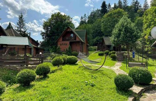 Mykulychyn Casa | Комплекс котеджів "Під лісом"