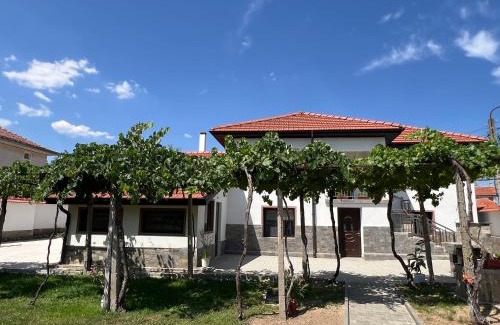 Hisarja Casa | Къща за гости Бадови