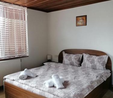 Dobrinishte Casa | Къща за гости Градината