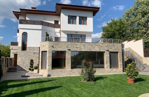 Strelcha Villa | Луксозна вила - Стрелча, джакузи с минерална вода