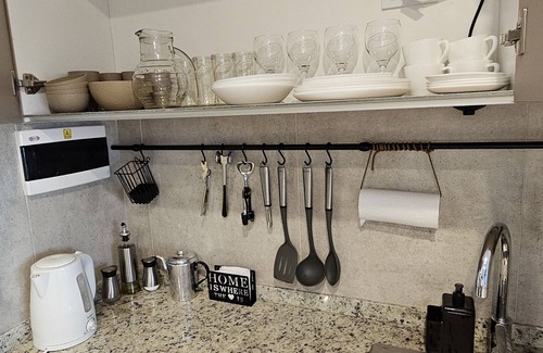 Colegiales Apartamento | Lo MEJOR! Calefacción, zona de trabajo, traslado, Cuna