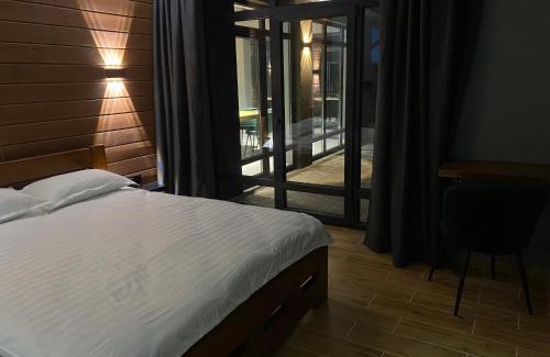 Vyzhnytsya Casa | Маєток на Озерах