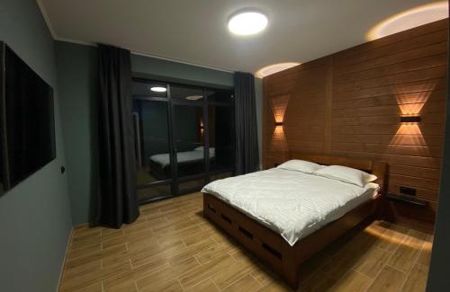 Vyzhnytsya Casa | Маєток на Озерах
