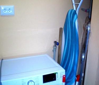 Mykolaiv Apartamento | НЕБОЛЬШАЯ СТУДИЯ центр Николаева на Соборной-Макарова Макдональдс диван и кресло 2 этаж Wi-Fi
