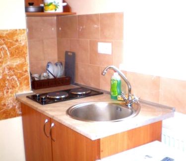 Mykolaiv Apartamento | НЕБОЛЬШАЯ СТУДИЯ центр Николаева на Соборной-Макарова Макдональдс диван и кресло 2 этаж Wi-Fi