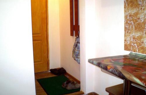 Mykolaiv Apartamento | НЕБОЛЬШАЯ СТУДИЯ центр Николаева на Соборной-Макарова Макдональдс диван и кресло 2 этаж Wi-Fi