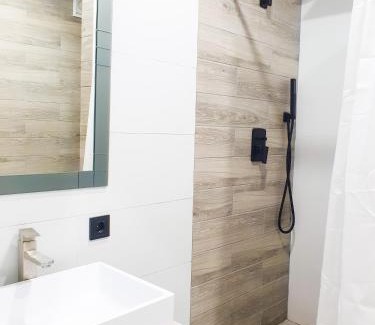 Darnyckyj Apartamento | Олімпік Парк, 5хв від м Бориспільська, завжди є світло, генератор в будинку!