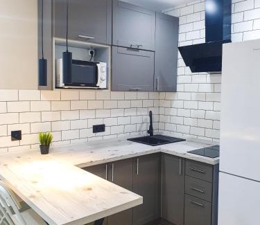 Darnyckyj Apartamento | Олімпік Парк, 5хв від м Бориспільська, завжди є світло, генератор в будинку!