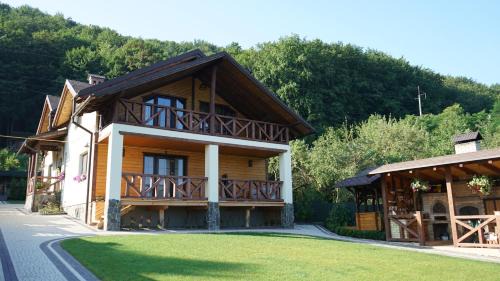 Vyzhnytsya Casa | Панська Господа