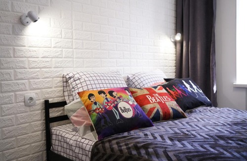Podil Apartamento | Рок-н-ролл студии в центре Киева на Подоле Queen и The Beatles
