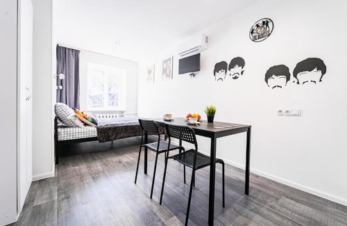 Podil Apartamento | Рок-н-ролл студии в центре Киева на Подоле Queen и The Beatles