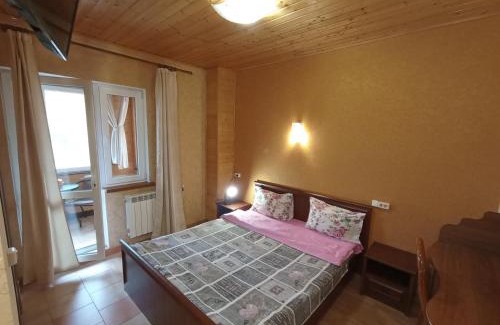 Skhidnytsya Casa | Садиба Леонтія