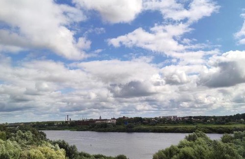 Veliky Novgorod Apartamento | Стрекоза Апартаменты с панорамным балконом на реку Волхов