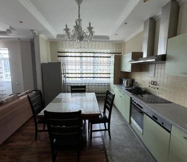 Atyrau Apartamento | Трехкомнатная просторная квартира 137 кв центре возле ТЦ Infinity Mall