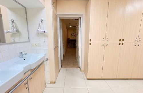 Dzerzhyns'kyi District Apartamento | Хостел на Науки