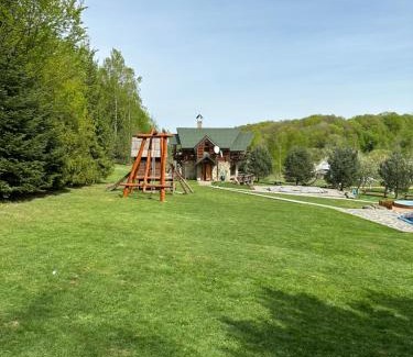 Vyzhnytsya Chalet De Esquí | Хутір Стаєчне