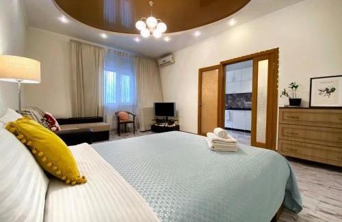 Dniprovs'kyi District Apartamento | Чарівна, простора квартира в 2хв від МВЦ, Лівобережна