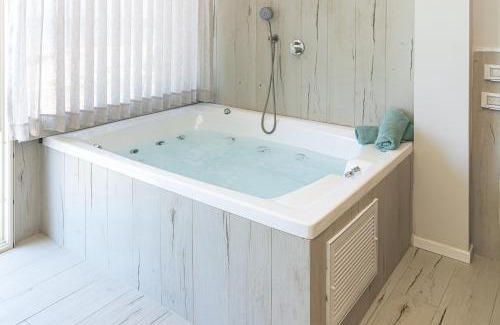 Haifa Apartamento | בית חוף מושלם עם גקוזי ומרפסת - Beachside Bliss W jacuzzi