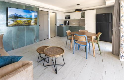Haifa Apartamento | בית חוף מושלם עם גקוזי ומרפסת - Beachside Bliss W jacuzzi