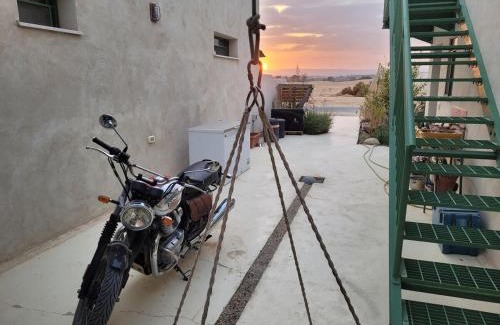 Hatseva Casa | בקתה ספרדית עם שכשוכית חמה