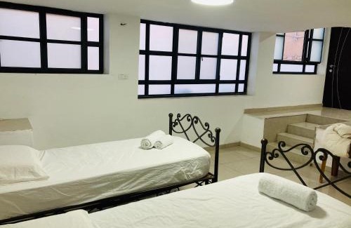 Safed Casa | צימר בצפת, מרווח ושקט, חצר גדולה, מיועד לשומרי שבת, ישנן שתי מיטות רגילות ועוד שתיים מתקפלות, ארבע מיטות סך הכל