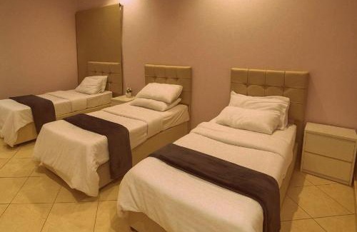 Taif Apartamento | الوسام شقة كبيرة 4 غرف نوم وصالة وشرفة-بلكونة- Large apartment with 4 bedrooms, a living room and a balcony