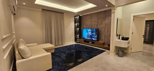 Riyadh Apartamento | شقة أنيقة مودرن بدخول ذكي و سطح بجلسة خارجية