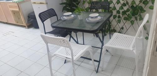 Tabuk Apartamento | شقة بنظام فندقي بعقار سكني عائلي بغرفتين نوم ومجلس دور أرضي مخدوم غرفة نوم رئيسه بسرير كبير حمام خاص وغرفة نوم ثانية ب 3 اسرة مفردة وبحمام مستقل و مطبخ مجهز و مجلس و مدخل مستقل الارخص بالنظام الفندقي الخاص