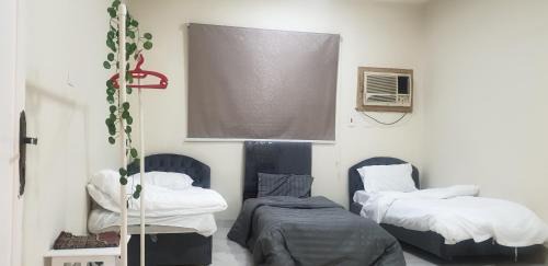 Tabuk Apartamento | شقة بنظام فندقي بعقار سكني عائلي بغرفتين نوم ومجلس دور أرضي مخدوم غرفة نوم رئيسه بسرير كبير حمام خاص وغرفة نوم ثانية ب 3 اسرة مفردة وبحمام مستقل و مطبخ مجهز و مجلس و مدخل مستقل الارخص بالنظام الفندقي الخاص