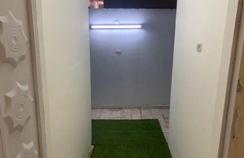 Tabuk Apartamento | شقة بنظام فندقي بعقار سكني عائلي بغرفتين نوم ومجلس دور أرضي مخدوم غرفة نوم رئيسه بسرير كبير حمام خاص وغرفة نوم ثانية ب 3 اسرة مفردة وبحمام مستقل و مطبخ مجهز و مجلس و مدخل مستقل الارخص بالنظام الفندقي الخاص
