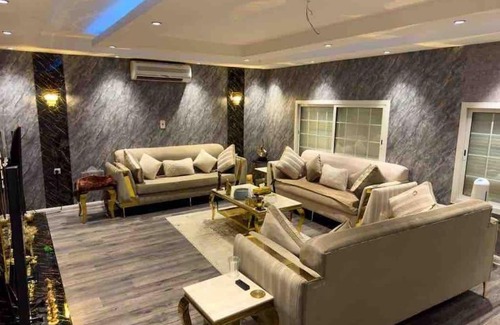 Al Ulaya Apartamento | شقة فاخرة صالة كبيرة وغرفتين نوم وسطح وثلاث حمامات