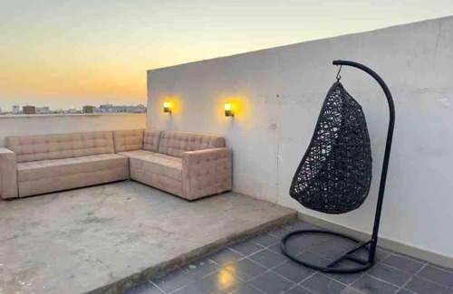 Al Ulaya Apartamento | شقة فاخرة صالة كبيرة وغرفتين نوم وسطح وثلاث حمامات