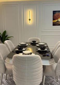 Al Duqqi Casa | شقه مفروشه