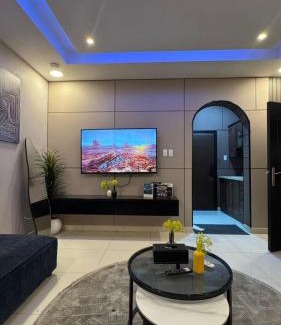 Al Ulaya Apartamento | غرفة نوم وصالة في قلب الخبر