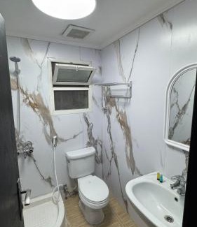 Al Ulaya Apartamento | غرفة نوم وصالة في قلب الخبر