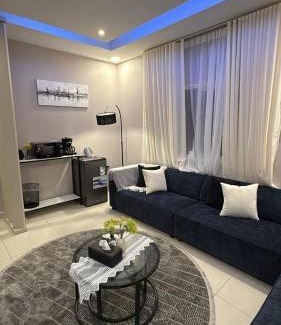 Al Ulaya Apartamento | غرفة نوم وصالة في قلب الخبر