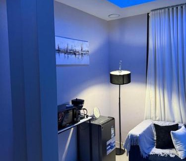 Al Ulaya Apartamento | غرفة نوم وصالة في قلب الخبر