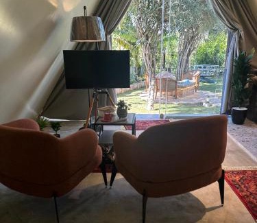 Al Hada Chalet De Esquí | كوخ بلكونه