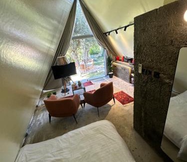 Al Hada Chalet De Esquí | كوخ بلكونه